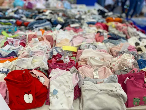 Stapel sortierter Babykleidung