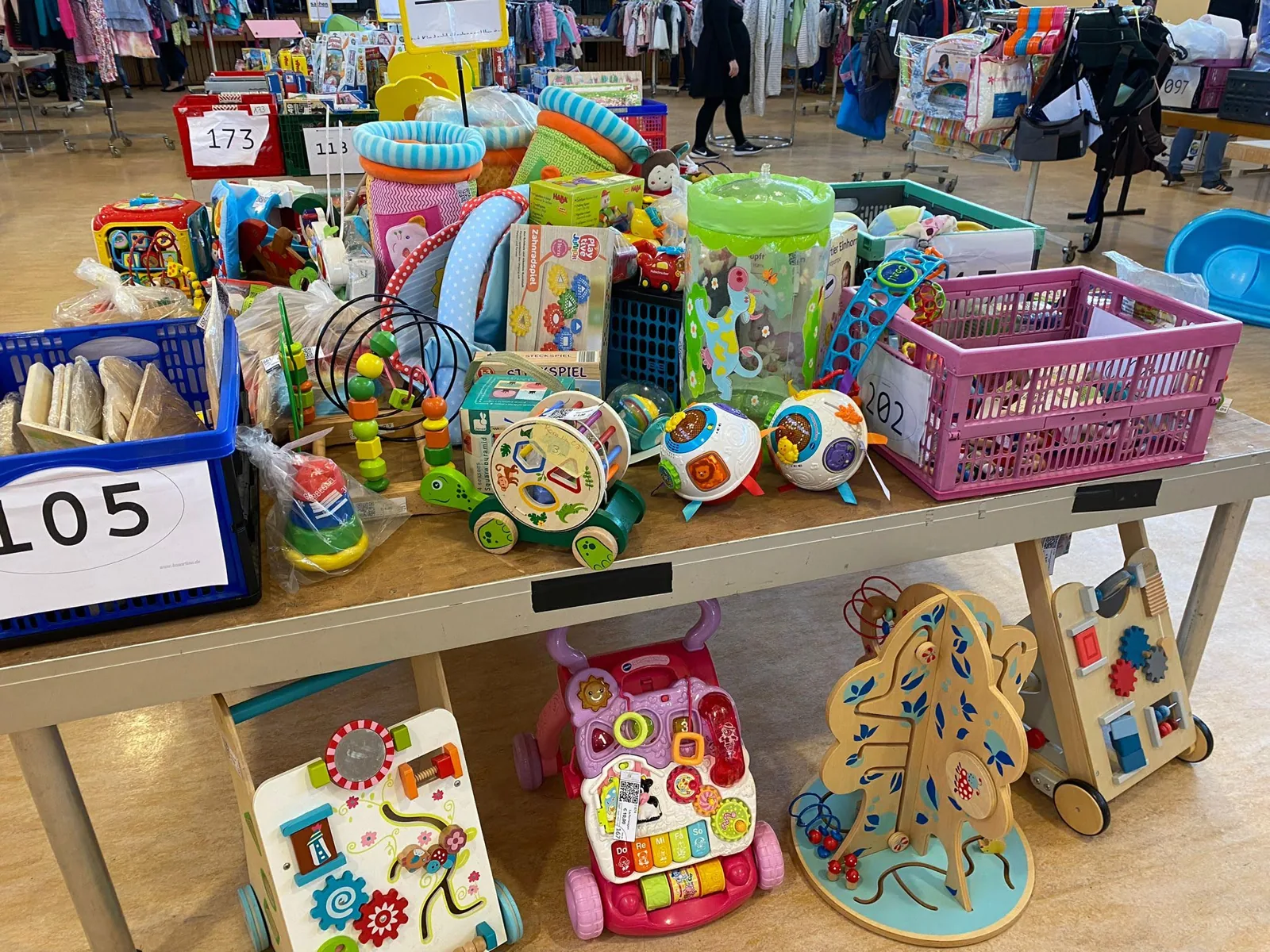 Bunter Tisch mit Spielzeug beim Kinderkleiderbasar